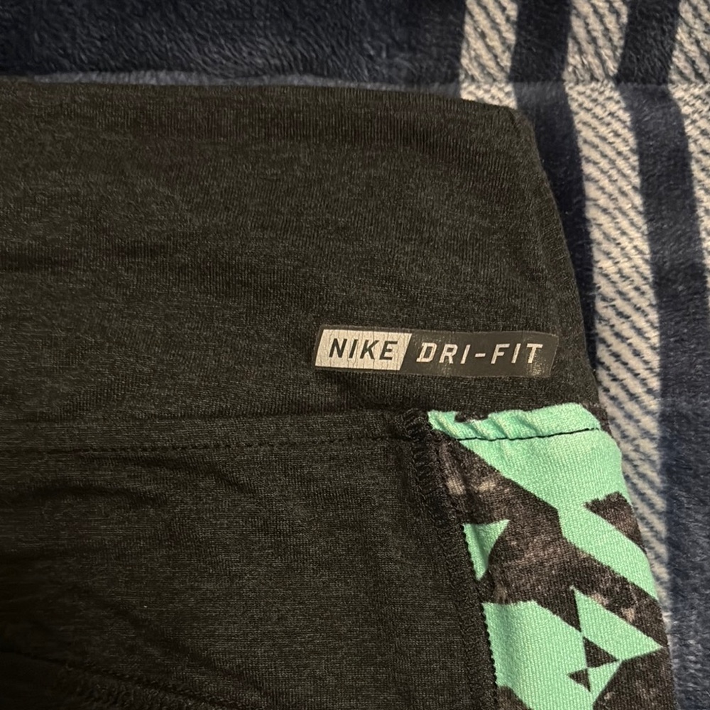 Nike Black and Green Performance Leggings - Picture 3 of 3